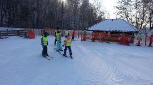 II TURNUS WYSTARTOWAŁ , Jazda na nartach, półkolonia zimowa, zimowisko 2022, Kokuszka-Ski.pl - narty, snowboard, wyciąg, stok narciarski, noclegi, imprezy, kuchnia, Piwniczna, Rytro, Krynica, Żegiestów, Stary Sącz, Nowy Sącz