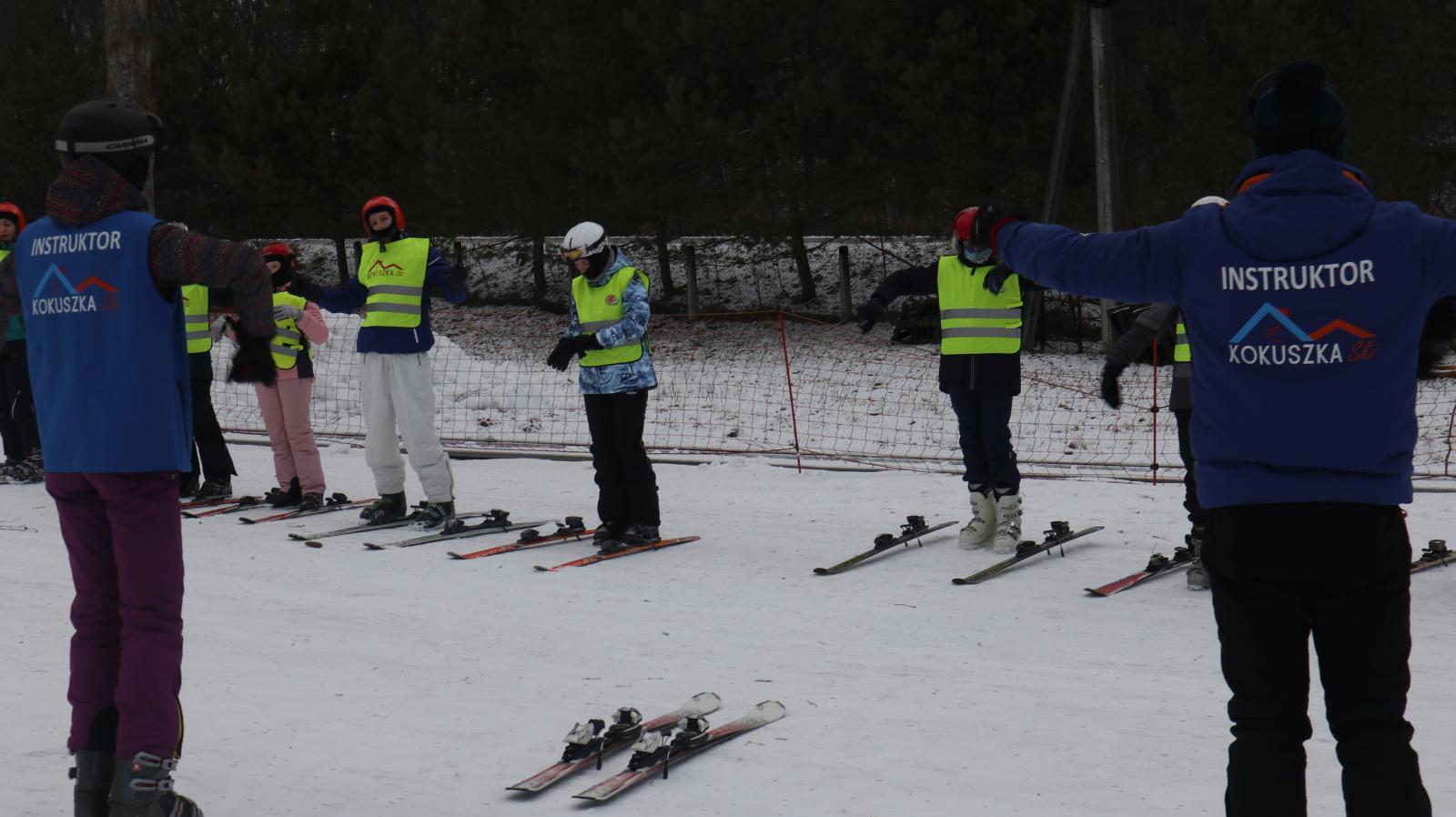 Jazda na nartach, półkolonia zimowa, zimowisko 2022, Kokuszka-Ski.pl - narty, snowboard, wyciąg, stok narciarski, noclegi, imprezy, kuchnia, Piwniczna, Rytro, Krynica, Żegiestów, Stary Sącz, Nowy Sącz