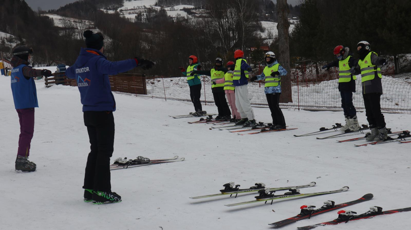 Jazda na nartach, półkolonia zimowa, zimowisko 2022, Kokuszka-Ski.pl - narty, snowboard, wyciąg, stok narciarski, noclegi, imprezy, kuchnia, Piwniczna, Rytro, Krynica, Żegiestów, Stary Sącz, Nowy Sącz