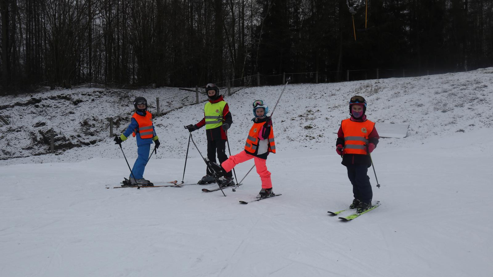 Jazda na nartach, półkolonia zimowa, zimowisko 2022, Kokuszka-Ski.pl - narty, snowboard, wyciąg, stok narciarski, noclegi, imprezy, kuchnia, Piwniczna, Rytro, Krynica, Żegiestów, Stary Sącz, Nowy Sącz
