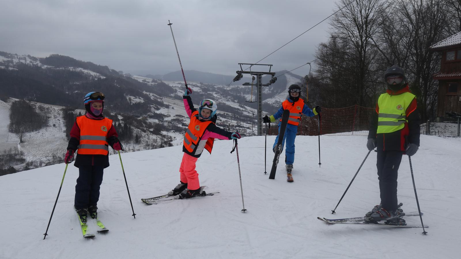 Jazda na nartach, półkolonia zimowa, zimowisko 2022, Kokuszka-Ski.pl - narty, snowboard, wyciąg, stok narciarski, noclegi, imprezy, kuchnia, Piwniczna, Rytro, Krynica, Żegiestów, Stary Sącz, Nowy Sącz